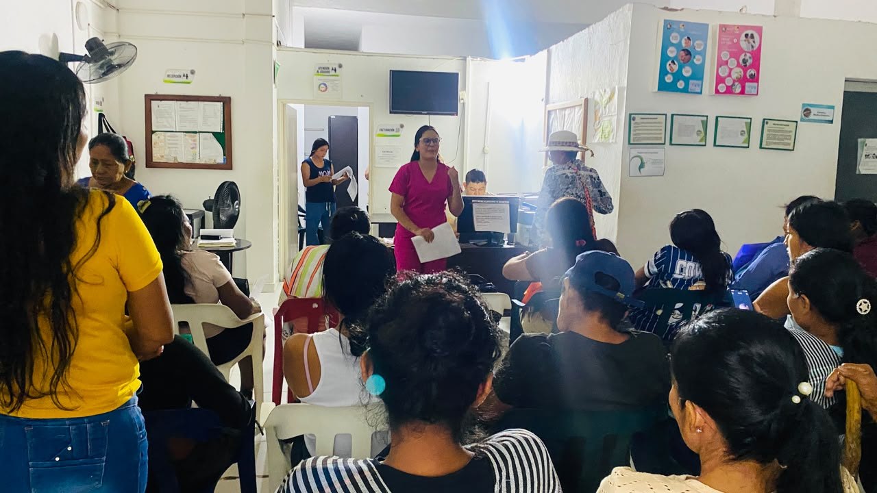 Charla a los usuarios en la sala de espera de la sede Coyaima