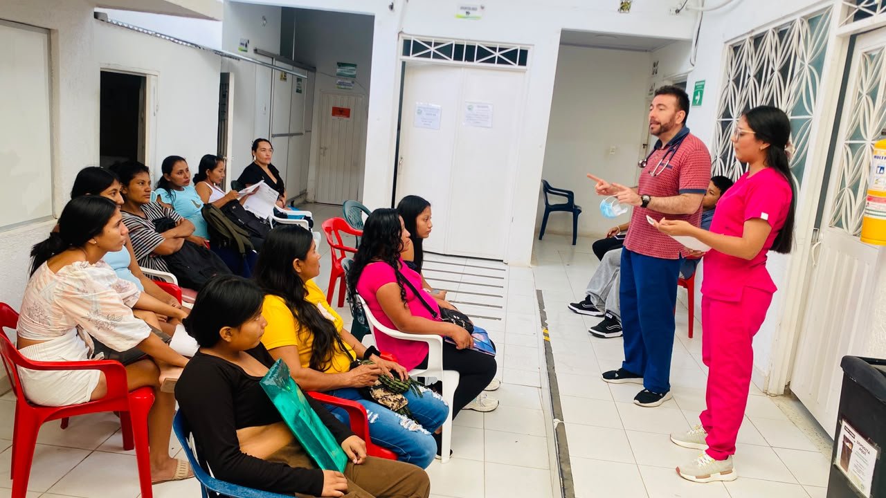 Charla educativa a gestantes en la sala de espera de la sede Coyaima