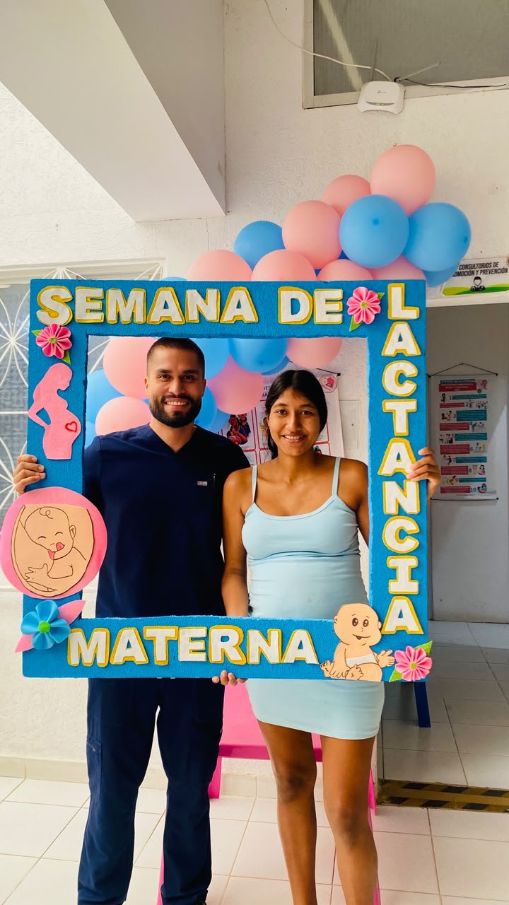 Gestante y profesional de la salud en la Semana de la lactancia materna