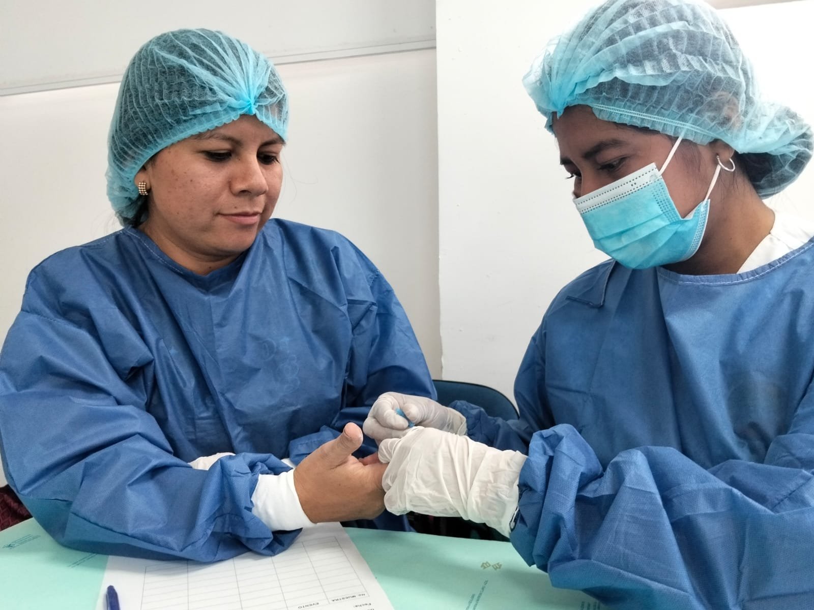 Toma de muestra de laboratorio por el personal de la sede Coyaima
