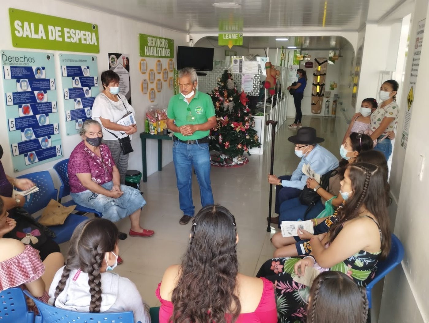 Charla educativa con usuarios en la sala de espera de la sede Ibagué