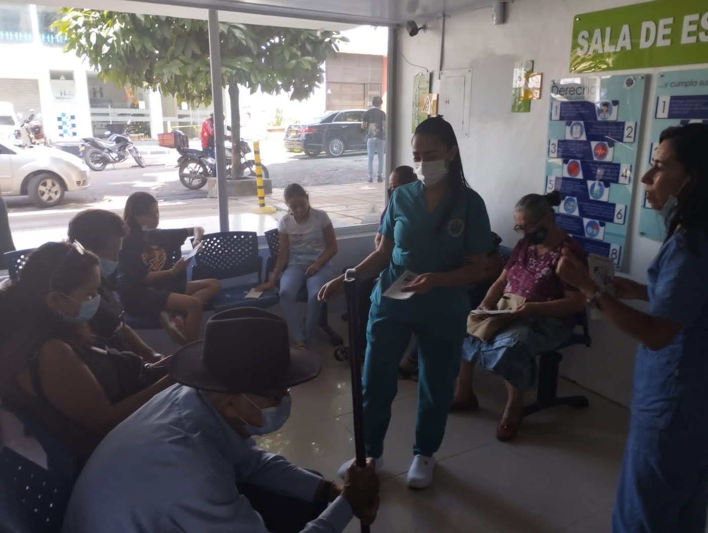 Atención a usuarios en la sala de espera de la sede Ibagué